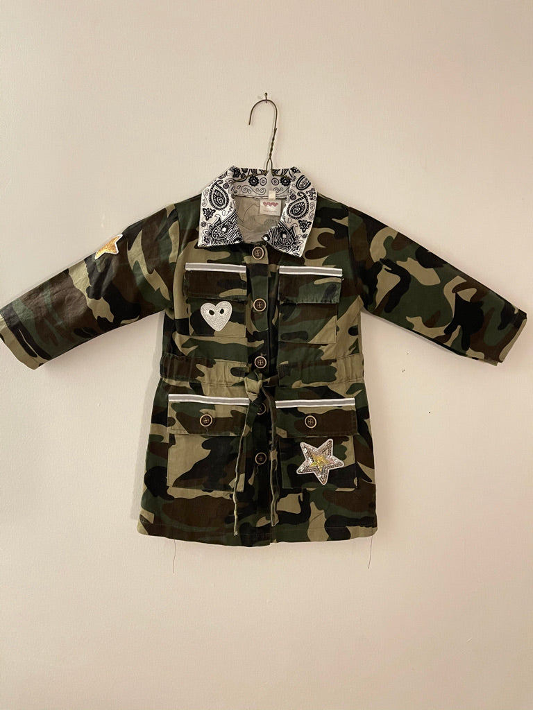 Multi-Pocket, Lightweight Camouflage Drawstring Jacket with Large Sequ
